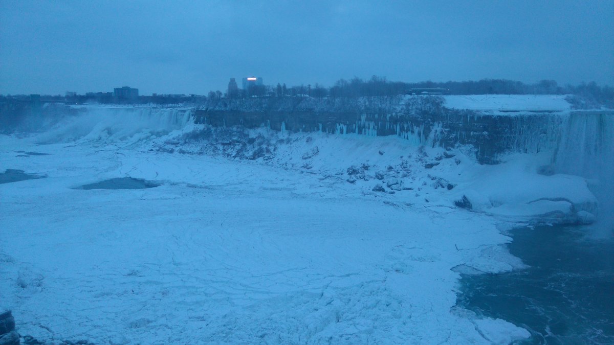 NFallsCanada's tweet photo. The ice below #NiagaraFalls continues to gather on the lower Niagara River. #PolorVortex #Ontario #Canada https://t.co/iEzBd2jI5f https://t.co/usoFUKlY6a