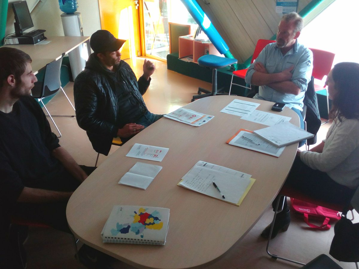 La #clausesociale au cœur des quartiers de #Rennes : à l'ERE des Champs Manceaux, l'entreprise JOURDANIERE NATURE et l'entreprise d'intérim d'insertion #A2i rencontrent des demandeurs d'emploi de
longue durée pour une mission d'un an comme agent d'entretien en espaces verts.