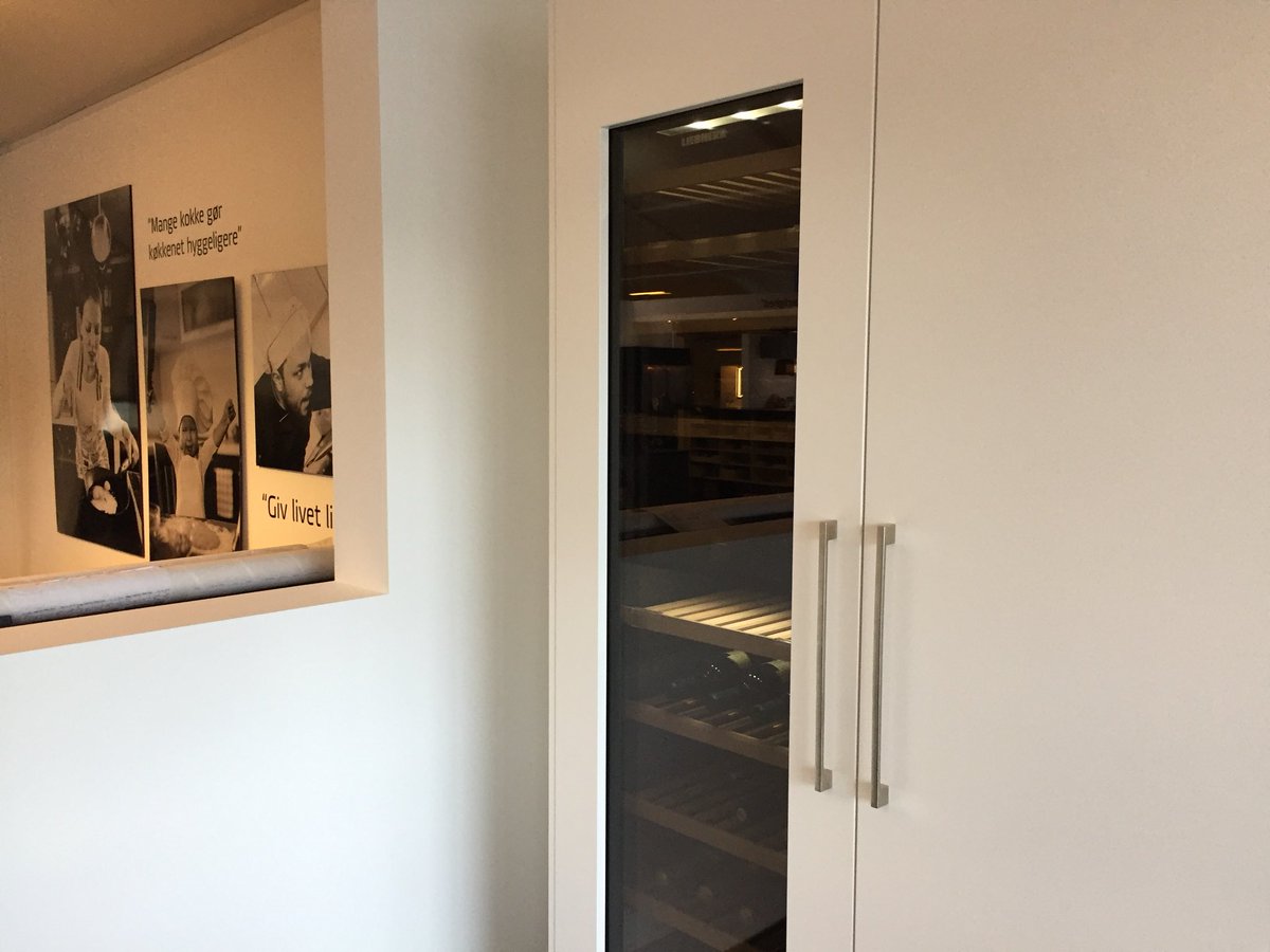 millerdezign's tweet photo. New #Liebherr #Winekeeper

Use your kitchencabinetdoor
White, Black, Oak..,> #Kitchendream

🍷🍷🍷🍷🍷

#BoligKram

#Kitchendesignidea https://t.co/OkJ76rF1aB