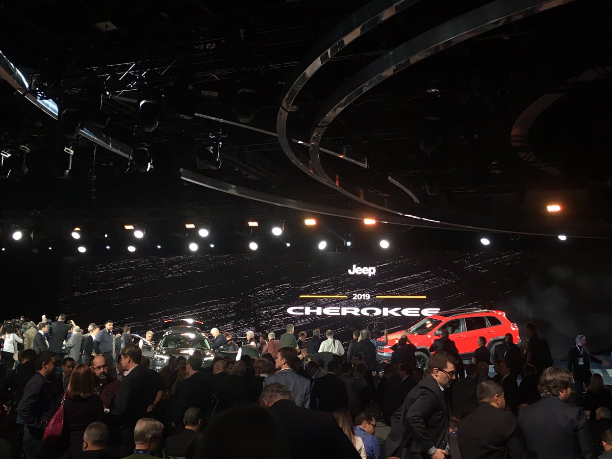 StellantisNA's tweet photo. The crowd this morning at #NAIAS is getting up-close and personal with the newly revealed 2019 @Jeep® #Cherokee. #FCANAIAS https://t.co/CsnpDEbF8f
