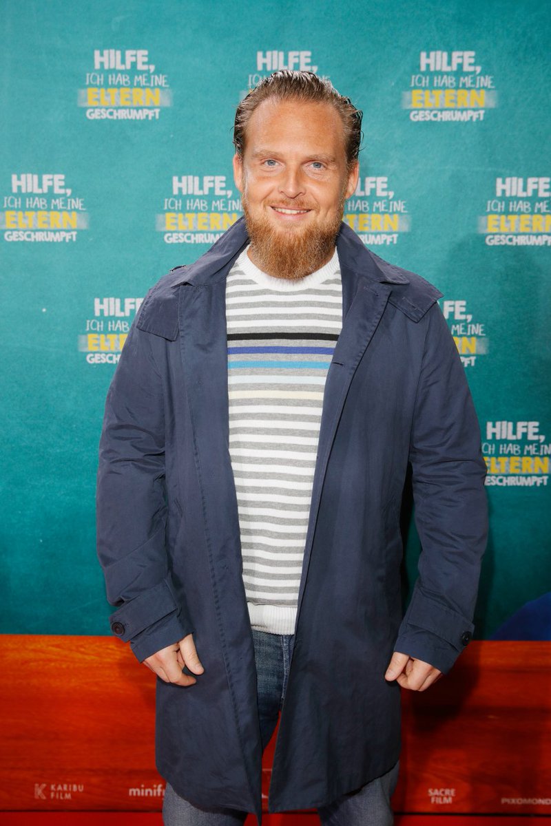 SonyPicturesDE's tweet photo. Riesenspaß auf der Premiere von #ElternGeschrumpft in Köln: Regisseur #TimTrageser, #AnjaKling, @_AxelStein_, #JuliaHartmann, @OskarKeymer, #LinaHüesker, #AndreaSawatzki, #MaximilianEhrenreich, #EloiChrist & Mu @mario_novembre waren u.a. dabei. Ab 18.1. im Kino. https://t.co/jNSJbk72gp