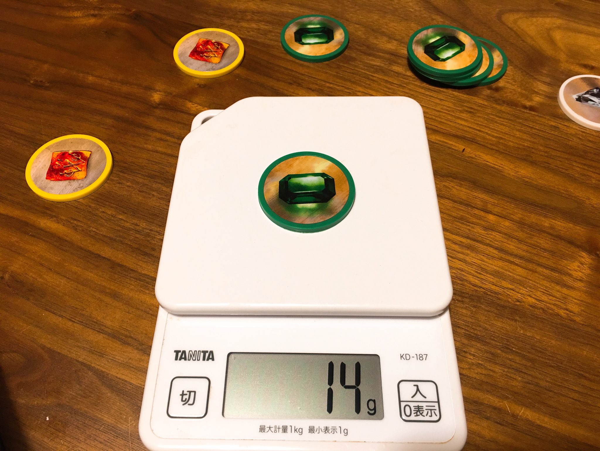 翔 ボードゲーマー同士のヤバい会話の中で 宝石の煌きの宝石トークンが再販によって軽くなったのでは という疑問が生じたんですが初版の方で買った人で重さ分かる人いますか ちなみに日本語版の第2版は14gでした