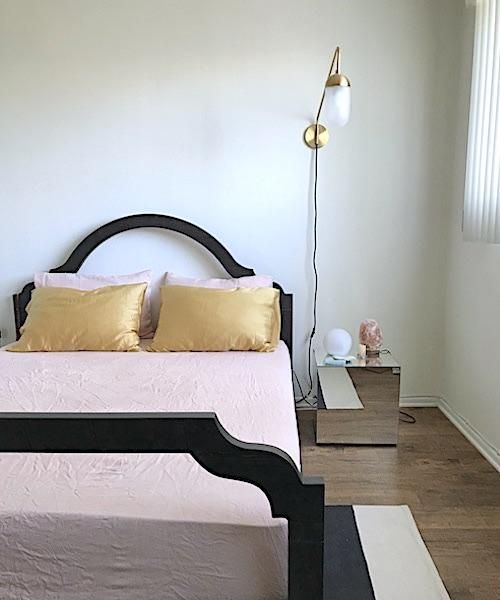 les_sublimes's tweet photo. Have you ever tried dying your old bed sheets pink with avocados? Turns out boiled avocados make the perfect dusty rose. It's easy, almost free and incredibly chic! Read on to learn how to DIY.

https://t.co/b1nCSiItqe https://t.co/uSdtO0grjc