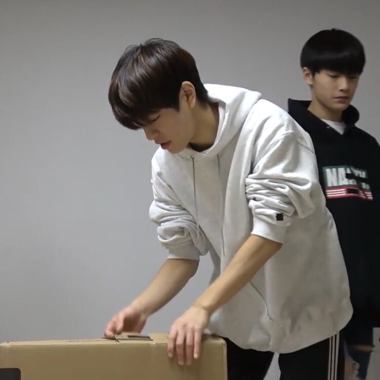 take_hellevator's tweet image. ❤️🧡💛김승민💚💙💜