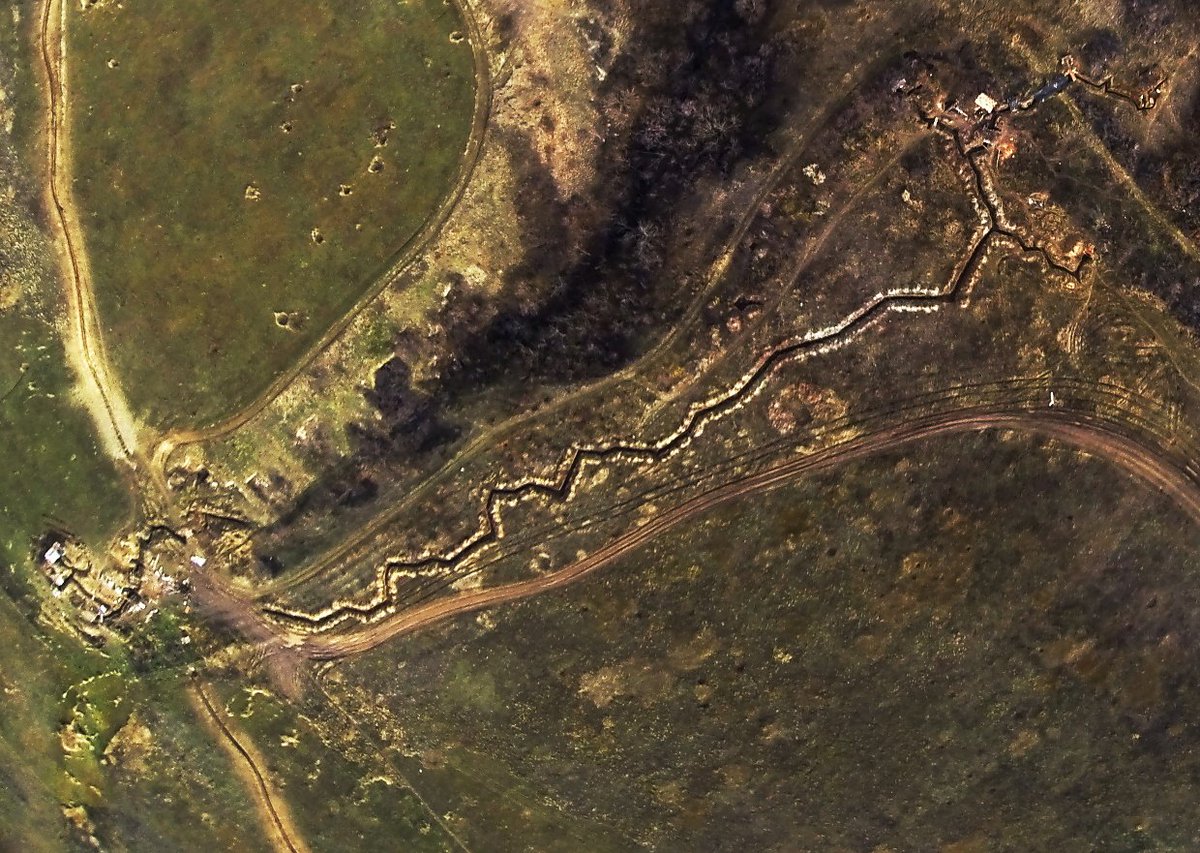 severbat's tweet image. While we still have truce.
Militants of illegal armed formations in Donbass are building new fortifications at the very line of demarcation. They work quickly and professionally.
#Donbas #War #Ukraine #news