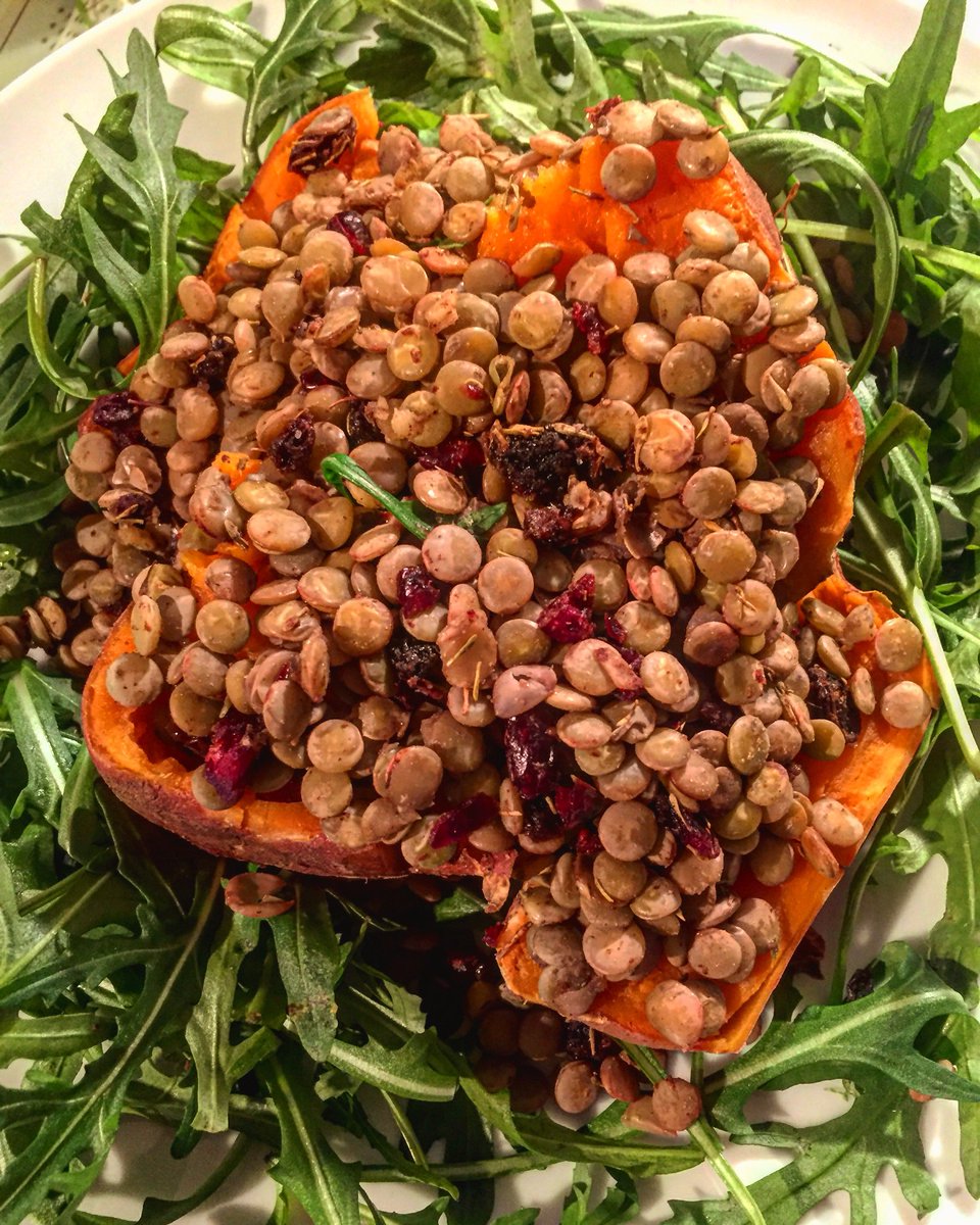 TRIplantbased's tweet photo. Tonight’s #dinner is Lentil, Rocket, Cranberries, Cinnamon and Thyme stuffed #SweetPotato Jackets🤗all totally #plantbased enjoy #veganuary2018 ✌️💚🌱
#triplantbased #vegan #veganuk #veganfood #govegan #whatveganseat #veganfoodshare #cleaneating #PlantPower #HealthyFood #Foodie https://t.co/yJ004eMk4X