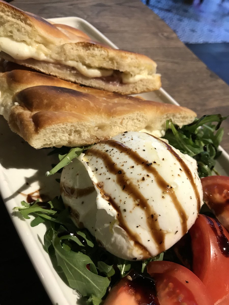 SUA_online's tweet photo. Another fantastic lunch and super service at one of our favourites, @veeno_uk in Stratford-upon-Avon. Sandwich and a drink: £5 - amazing lunchtime deal Xx https://t.co/bKYyU72rQA