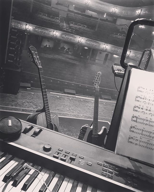 On the road as MD with <a href="/NewJerseyNights/">New Jersey Nights</a> at @darlingtonhippodrome #frankievalli #keys #uktour ift.tt/2rfSeJ4