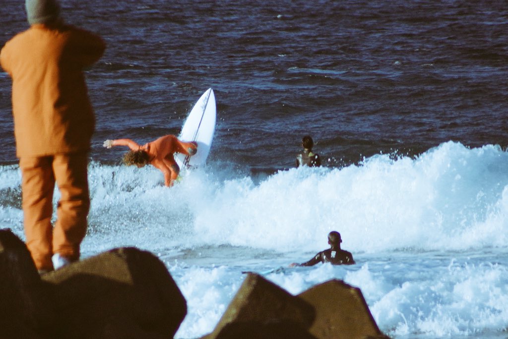 m1uraka1to's tweet photo. Cold Water Session☃️☃️☃️
tbt pic...🎥🎞
Fukuoka/Japan🎌🦅
#myusurfboards #juicewetsuits
#thaculturebrothers #tcbstore
#deeworks #skullcandy
#creaturesofleisure #freestylewatch
#ridefutures #maneuverlinesurf
#glassworks #tsunamuraroof
#lotussurfashiya #bandelofficial https://t.co/iON2BAFpDO
