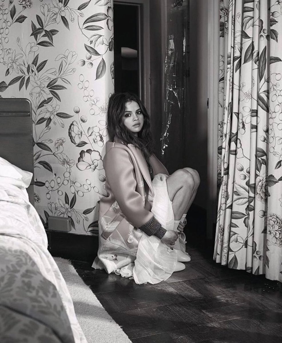 sel_italia's tweet photo. Ammiriamo tutti insieme la bellezza più unica che rara di Selena Gomez... 😍✈️ https://t.co/BO2upi6mdf