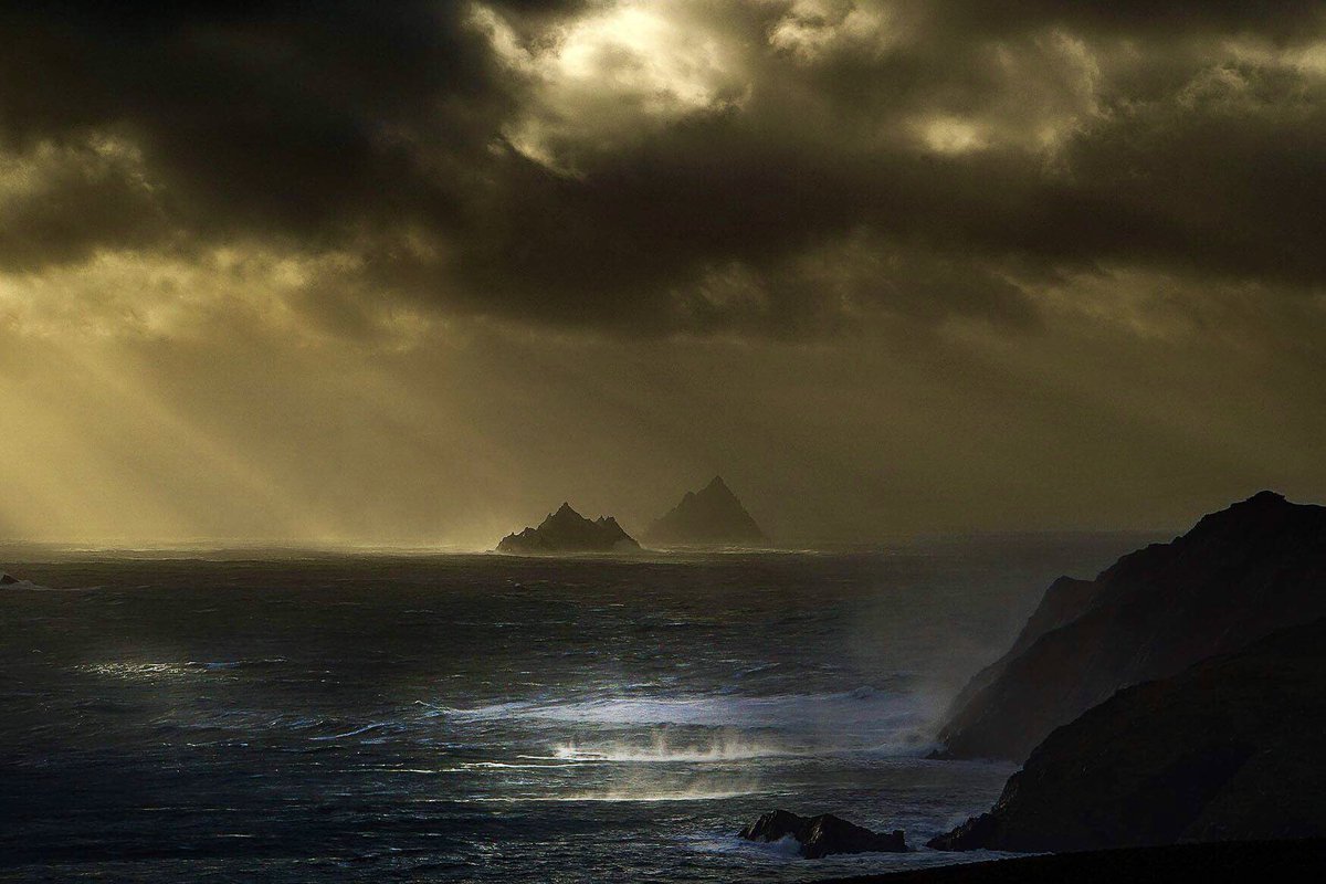 #stormFionn arriving into Ballinskelligs on the Iveragh Peninsula,Co.Kerry earlier, blasting the #Skelligs along <a href="/wildatlanticway/">Wild Atlantic Way</a> be <a href="/CorkKerryWinter/">CorkKerryWinterReady</a> <a href="/KerryYourNatEsc/">Kerry Your Natural Escape</a> <a href="/MetEireann/">Met Éireann</a>