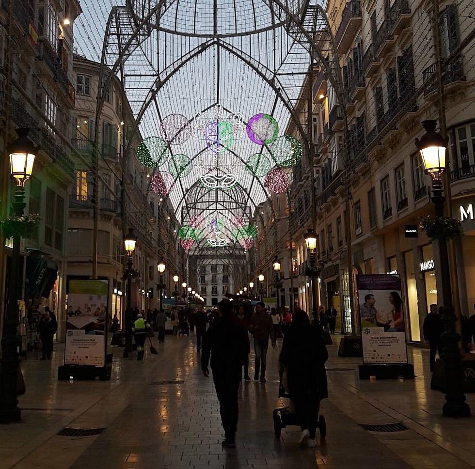 #Málaga. La calle Larios decorada para el carnaval #málagaconacento