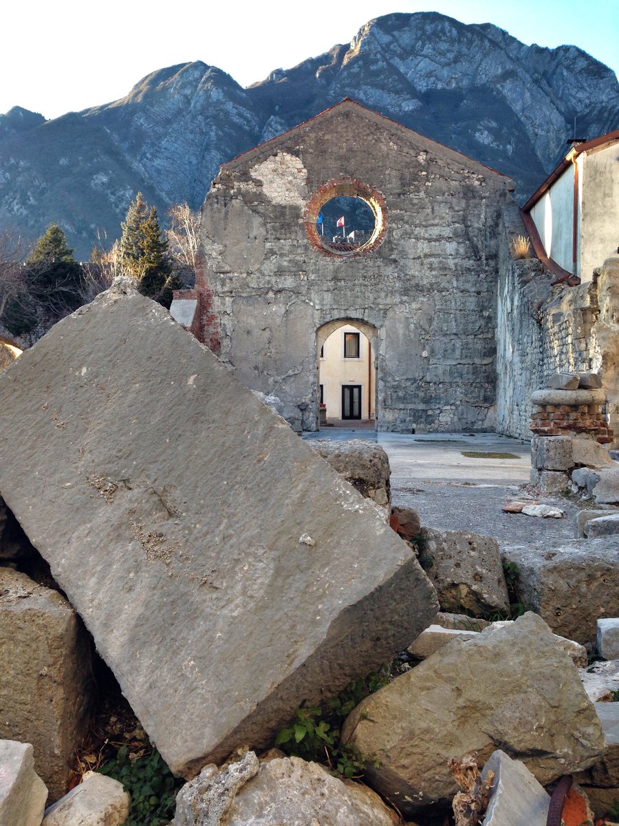 Bisogna visitare Venzone e leggere nelle sue pietre il racconto del #terremoto e della sua ricostruzione sistersxcaso.it/venzone-pietra… #venzone #friuliveneziagiulia #6maggio1976 #orcolat #sisma