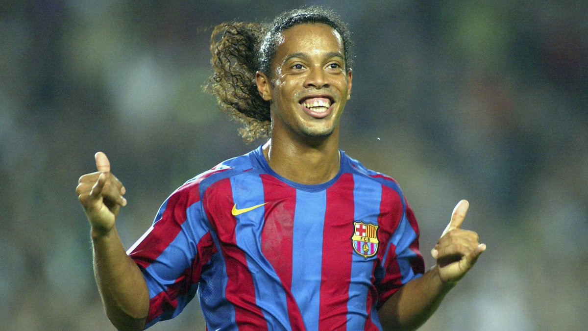 sportv's tweet photo. É oficial: Ronaldinho Gaúcho se aposentou dos gramados! 

Curte quem teve o PRIVILÉGIO de ver esse GÊNIO jogar! https://t.co/BmJLLi1R0C