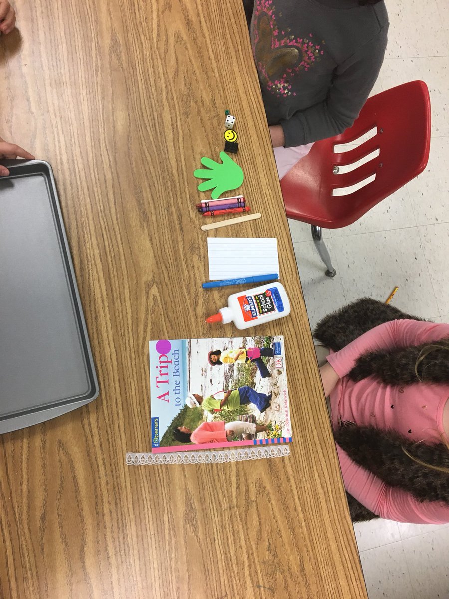 Robertsreaders1's tweet image. Exploration time with random objects before learning all about the rules of measurement! #explorebeforeexplain  @oceeotters