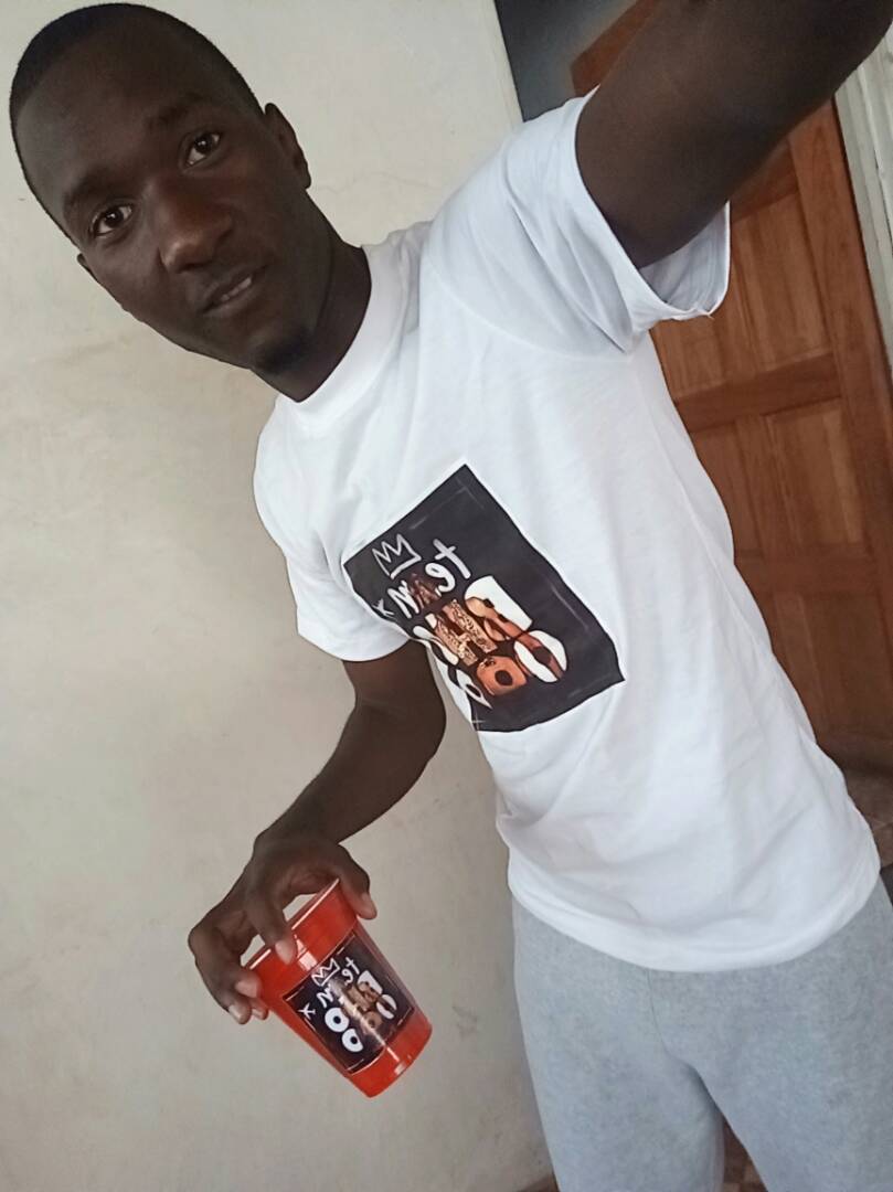 KWA_shingi's tweet photo. Team Bhoo Dab 🔥🔥🔥 #ebho logo T-shirts $10 , Red Cups $1 order via +263779300246 // instagram @team_bhoo_boss // Facebook page Team Bhoo Music Group #2018MajorPlayas💰 https://t.co/5PnJG2KAnU
