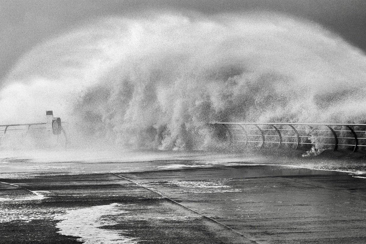 yannickdixon's tweet photo. Gigantic waves breaking on #Blackpool promenade #Photography #POTW #StormHour #ThePhotoHour #WeatherWatchers https://t.co/ObTK69NB8B