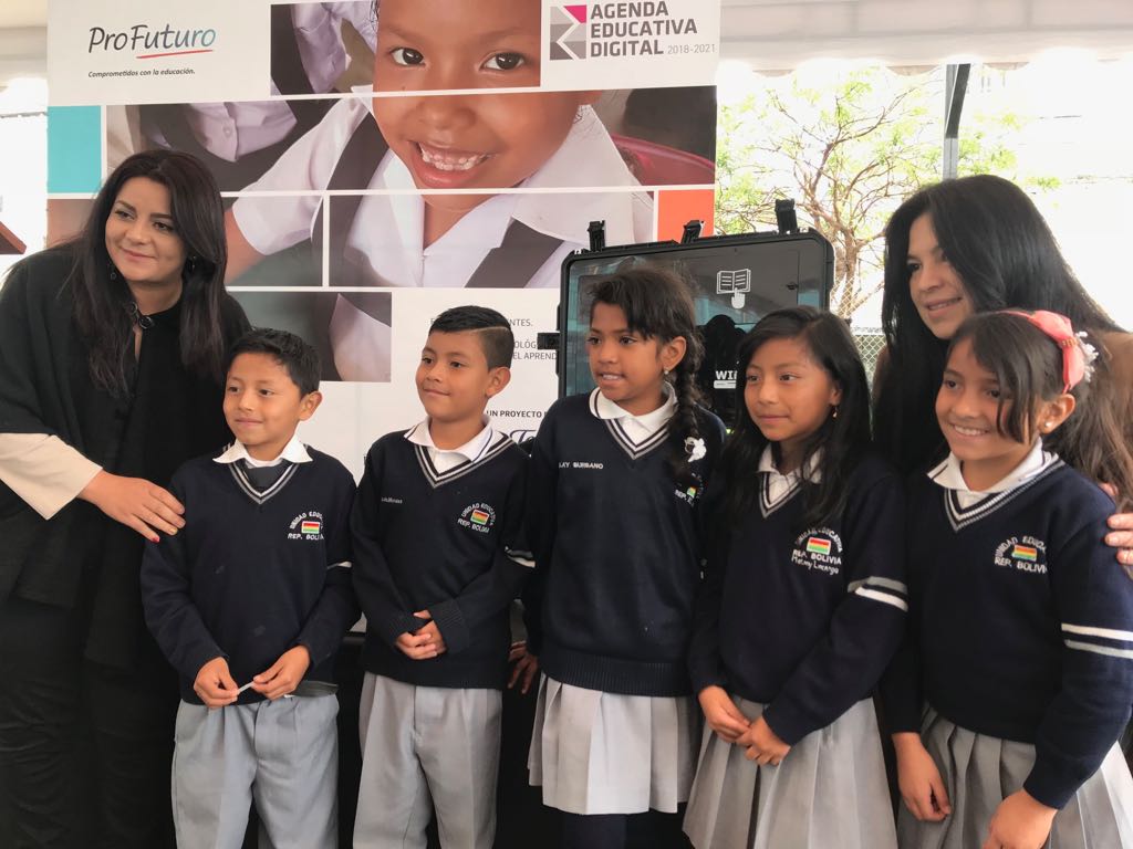 Educacion_Ec's tweet photo. El proyecto #AulaDigital es promovido en Ecuador por el Ministerio de @Educacion_Ec y @fundaciontef_ec para beneficiar a más de 12.600 niños y niñas de 7 provincias. https://t.co/ElOOxb1XSB