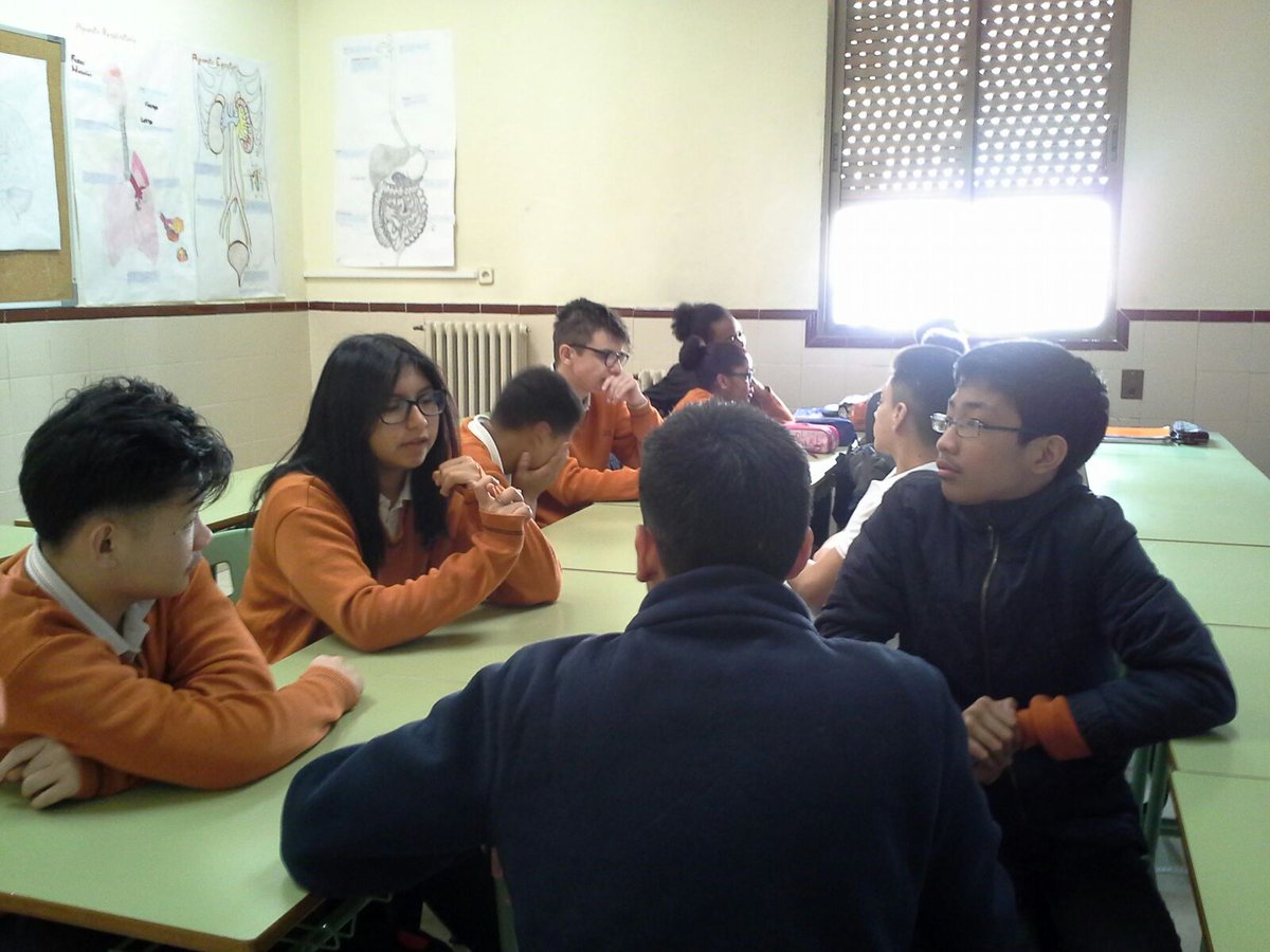 Esta mañana los #WaterExplorer de <a href="/divpasmad/">Divina Pastora</a> han estado aprendiendo sobre el #agua que consumimos a diario y el #AguaOculta de nuestros alimentos. ¿Sabías que para producir una hamburguesa se gastan 2.400 L de agua?