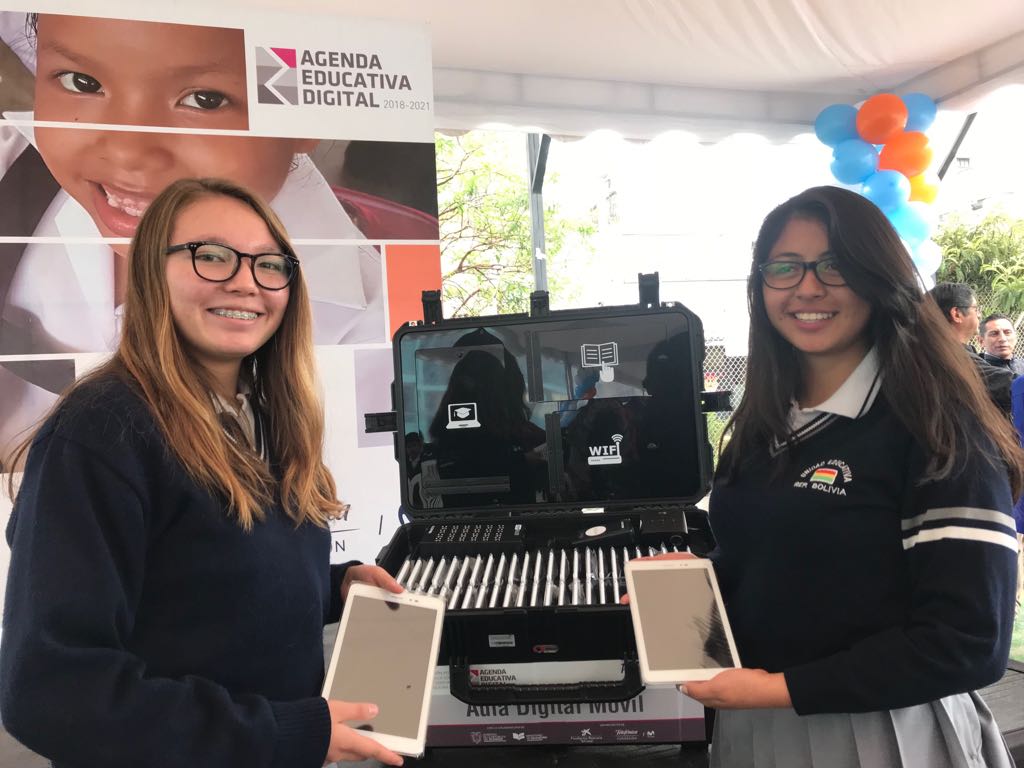 Educacion_Ec's tweet photo. “Hoy entregamos 70 kits con equipamiento que les permite adentrarse en una educación del siglo XXI” @fanderfalconi #AulaDigital https://t.co/2CWVrXHwRY