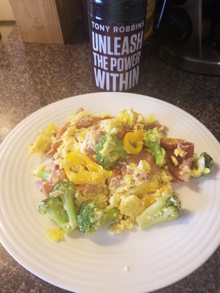 tfreud's tweet photo. #breakfast #brunch of champions. I start my day super early so when I eat it's more like lunch time when you're up at 4am getting business done. #GlutenFree #kosher / my @TonyRobbins #upw2017 bottle of pineapple/ cranberry juice. High protein, no carb, no added sugar & delicious https://t.co/INKYocmDUH