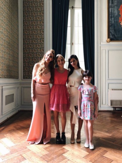 LaMafeRamirez's tweet photo. @JuliDG Finally, I can answer this tweet with this WONDERFULL PHOTO of Flozmin Family ❤️ https://t.co/7JCy7xXk0t