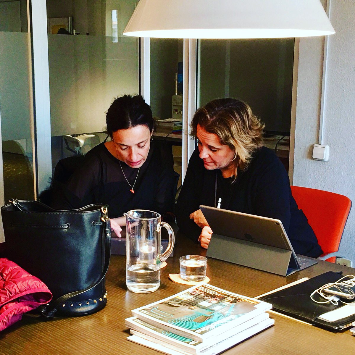 Red_Diseno_FMRE's tweet photo. Trabajo de facilitación del equipo #RedContract para convertir un hotel de 4 estrellas delante de la playa en Castelldefels en un ‘showroom’ de iconos del diseño español abierto a todos los ‘design lovers’. Stay tuned! Cc @josemartinezmedina_ #Redmembers #ESPdesign #nocopy https://t.co/Zpng1LdbQU