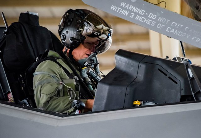 thef35's tweet photo. 6,000 #F35 flight hours? No Problem. Congratulations to Commander Lt. Gen. Mark Kelly for logging 6,000 flying hours with the @419thFW at @HAFB. | via @AFSOUTH https://t.co/7HNcJxQHEd