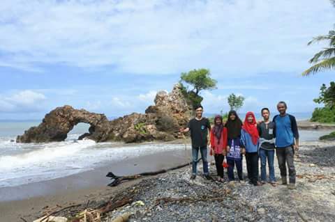 Ehh ehhh ada admin <a href="/kelilinglampung/">Keliling Lampung</a> dan keluarga nih di Pantai Karang Bolong, Tanggamus..  #IniPesonaKita #VisitWonderfulIndonesia