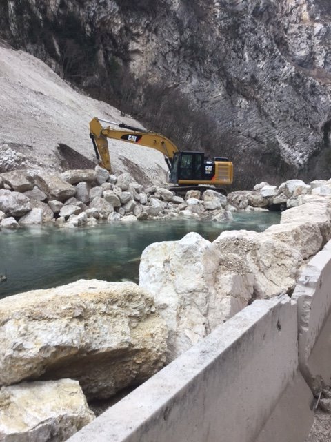 clientiANAS's tweet photo. #Anas: iniziate le operazioni ricostruzione ex #SS209 e spostamento del fiume #Nera nel Comune di #Visso #Macerata. Completamento fase lavori #31gennaio. Chiusura in entrambe le direzioni durante lo svolgimento delle delicate operazioni. https://t.co/v0YNNPUvgh