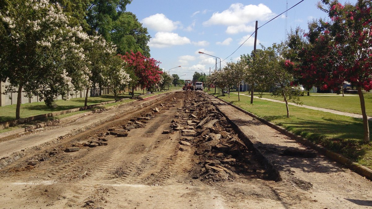 comuna_sme's tweet photo. La Comuna de San Martín de las Escobas informa que ya comenzaron las obras de repavimentación de la calle Miguel Ribetti al 1400 que se enmarca dentro del "Plan de Obras Menores" para la localidad financiado por el Gobierno de Santa Fe. https://t.co/rpzogtgEQ3