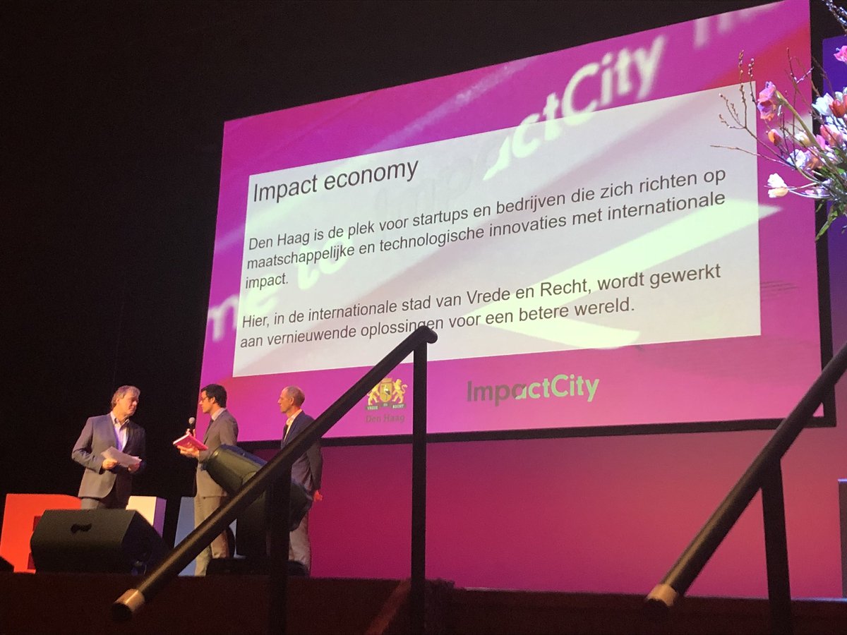 impactcity's tweet photo. Nu: @karstenklein op het podium over de Challenge Haagse Vernieuwers. #BID2018 #hagueinnovators  #hi2018 https://t.co/w6ckTvD4Jq