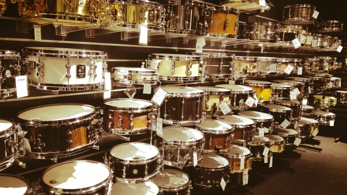 Ihr sucht eine neue Snare und würdet am liebsten alle probieren? Kein Problem... 

Wir haben für euch eine große Auswahl antestbereit in unseren vielen Filialen und stehen gerne mit Rat und Tat zur Seite.

#snare #snaredrum #drum #drumkit #schlagzeug #drummer #drummerboy