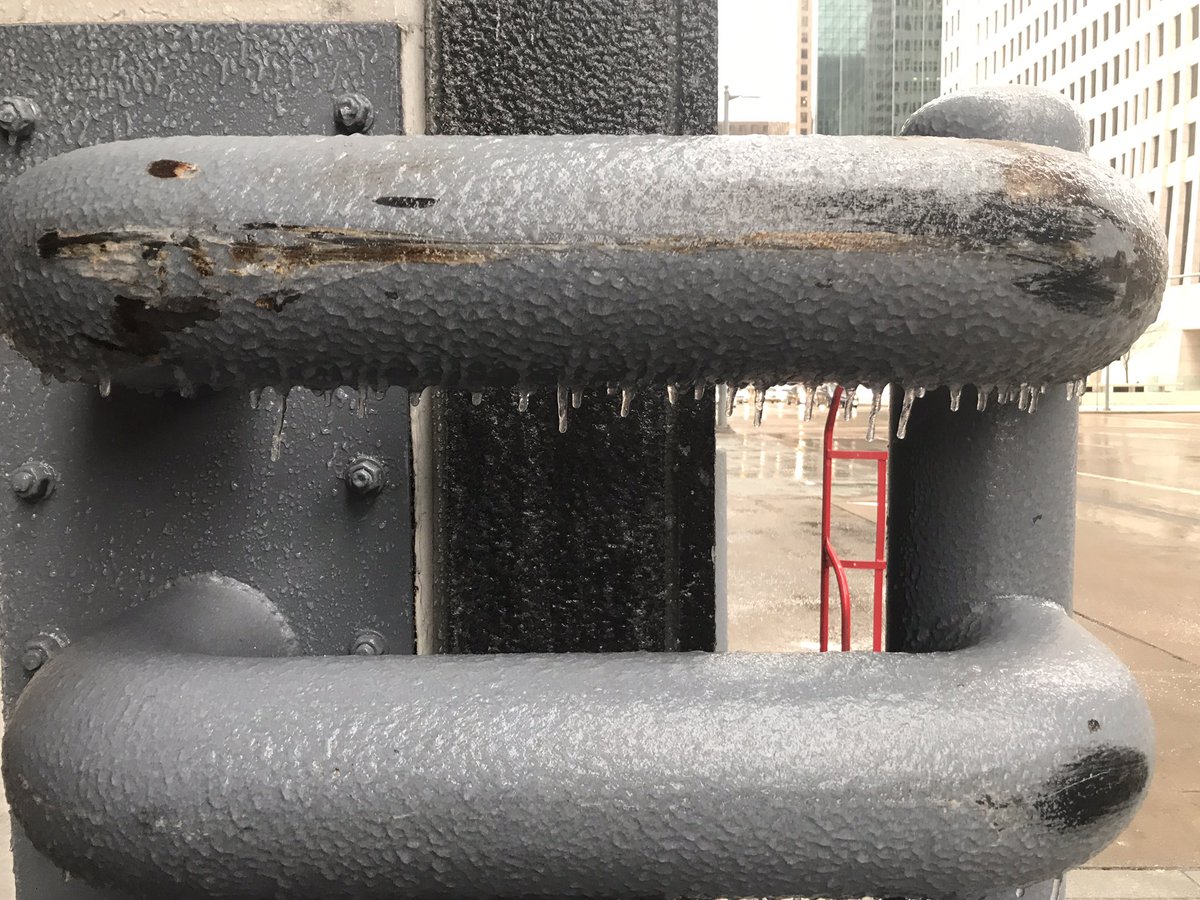 EricaOnABC13's tweet photo. Icicles on a Downtown Houston hand rail. 🌨 https://t.co/zncZrtudKF