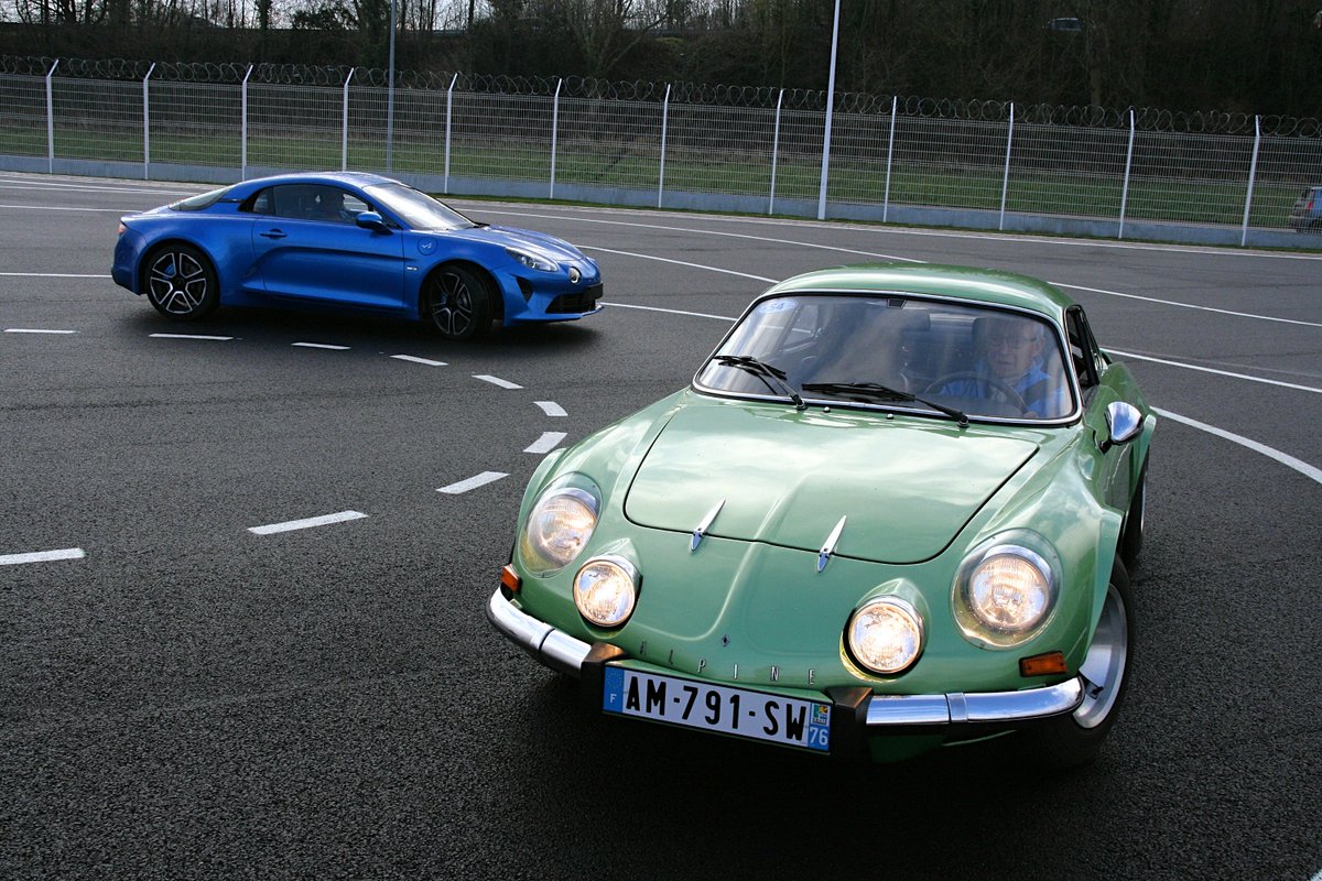 AlpineCarsFR's tweet photo. 40 ans après, la dernière Alpine A110 « Berliverte » produite dans notre usine de #Dieppe rencontre la nouvelle #AlpineA110 : un moment historique. https://t.co/zGSgxrHui7