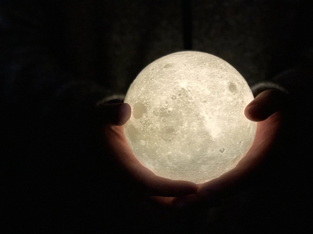 katie_ravnell's tweet photo. These moon lamps are so  photogenic 💫

Get yours now 👇🏻
https://t.co/vrpFOcXTNZ https://t.co/lQRweOMMwA