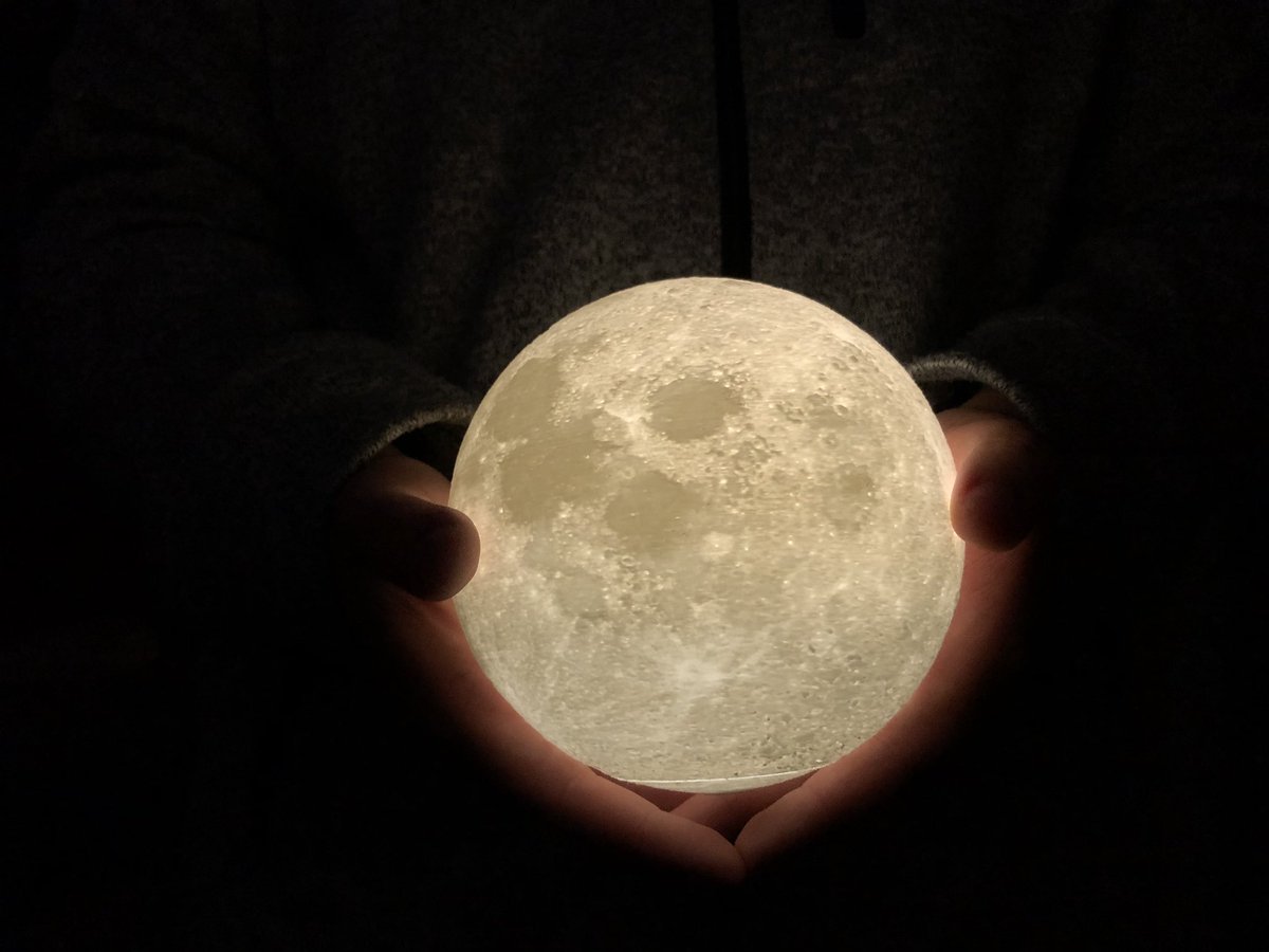 katie_ravnell's tweet photo. These moon lamps are so  photogenic 💫

Get yours now 👇🏻
https://t.co/vrpFOcXTNZ https://t.co/lQRweOMMwA