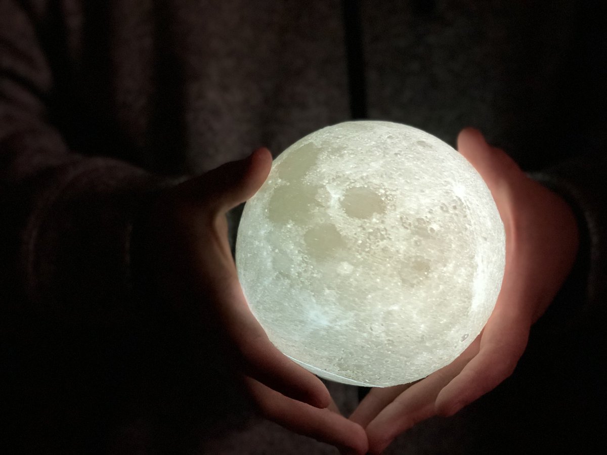 katie_ravnell's tweet photo. These moon lamps are so  photogenic 💫

Get yours now 👇🏻
https://t.co/vrpFOcXTNZ https://t.co/lQRweOMMwA