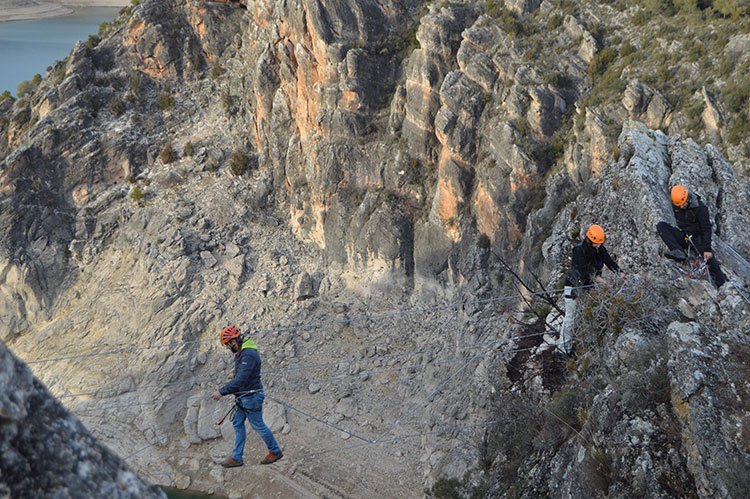 ‘Boca del Infierno’, la única vía ferrata de la provincia y está en Sacedón henaresaldia.com/boca-del-infie…