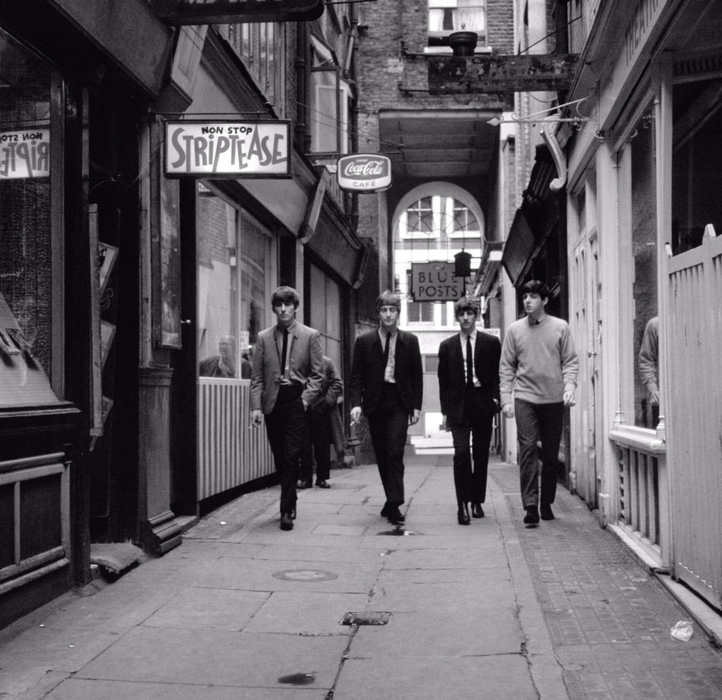 Londresinsolite's tweet photo. Direction #soho samedi pour une #visite #decalee et #rock de #londres
#weekendtrip #weekendlondres #weekendromantique #angleterre #Bonplan #voyage
reservations https://t.co/e1e26F7KiO https://t.co/g1i2zEzzTy