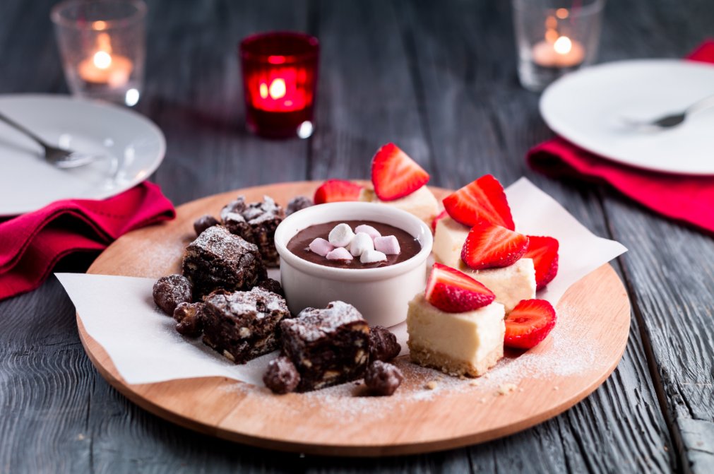 Roses are red, violets are blue, treat your #Valentine, to a table for two! ❤️️ With baked Camembert sharer starter and a Chocolate Dipper sharer dessert on the menu - treat your loved one this Valentines Day! Tweet us to book. #EssexHour