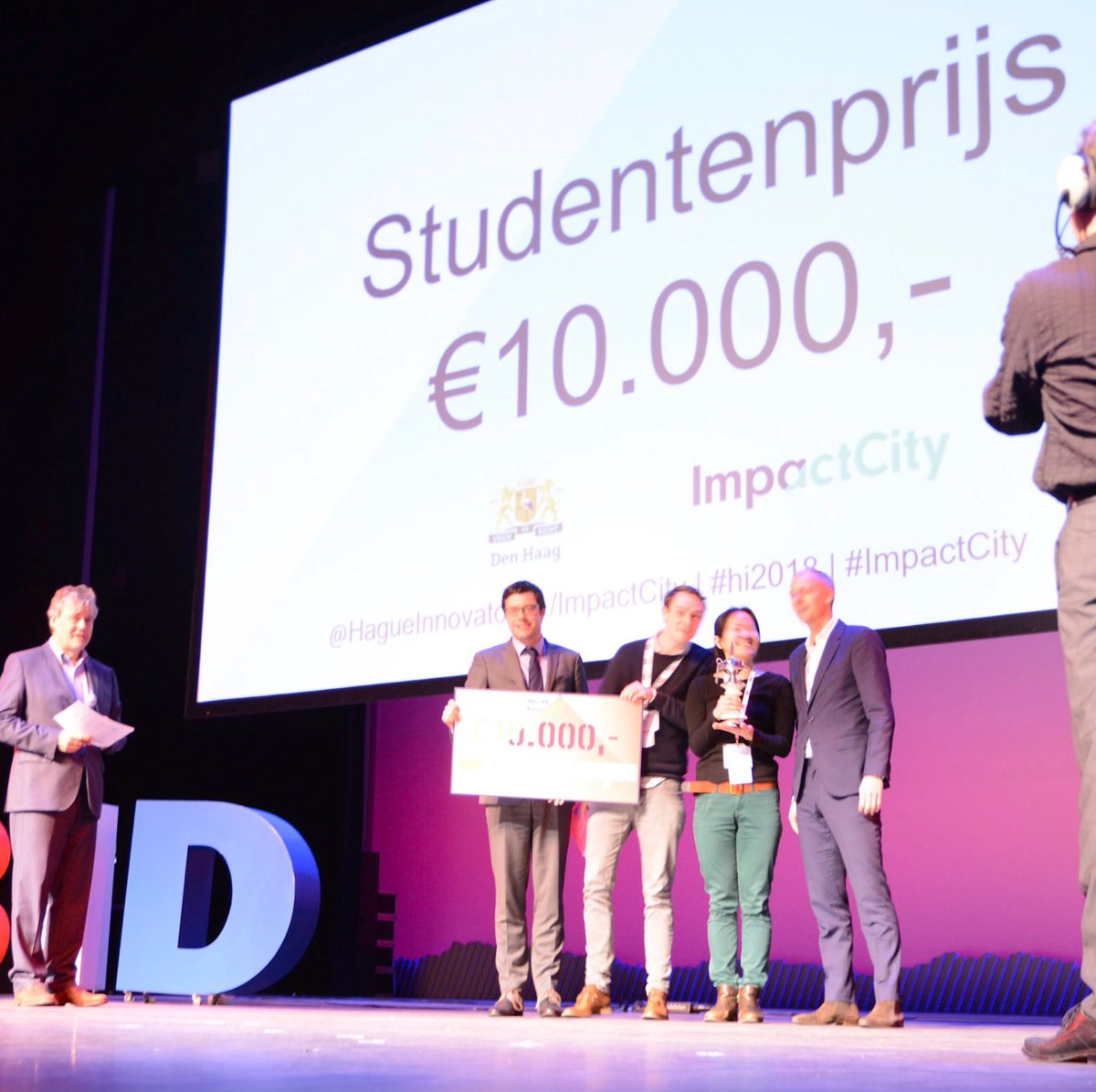 impactcity's tweet photo. En de winnaar van de studentenprijs: Fungalogic met Myco Cycle Pavillion! #hagueinnovators #hi2018 #BID2018 https://t.co/oz8kqWgyLI