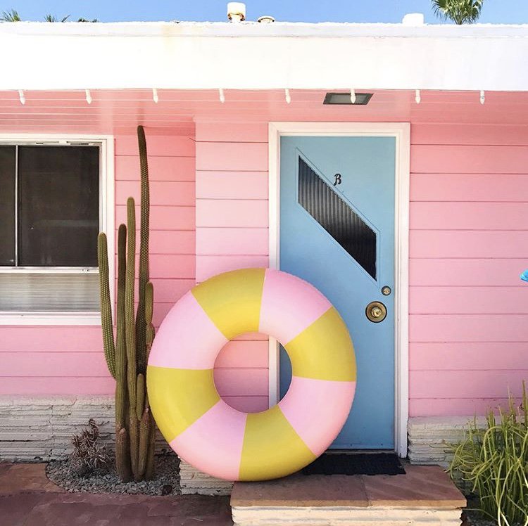 Dreaming of warmer weather on this snow day! Click the link to take our Instant Happiness Quiz to help perk you up! #isitsummeryet #vacaytime #dearduck bit.ly/2B5nkD9 📷 @hotpnkpineapple