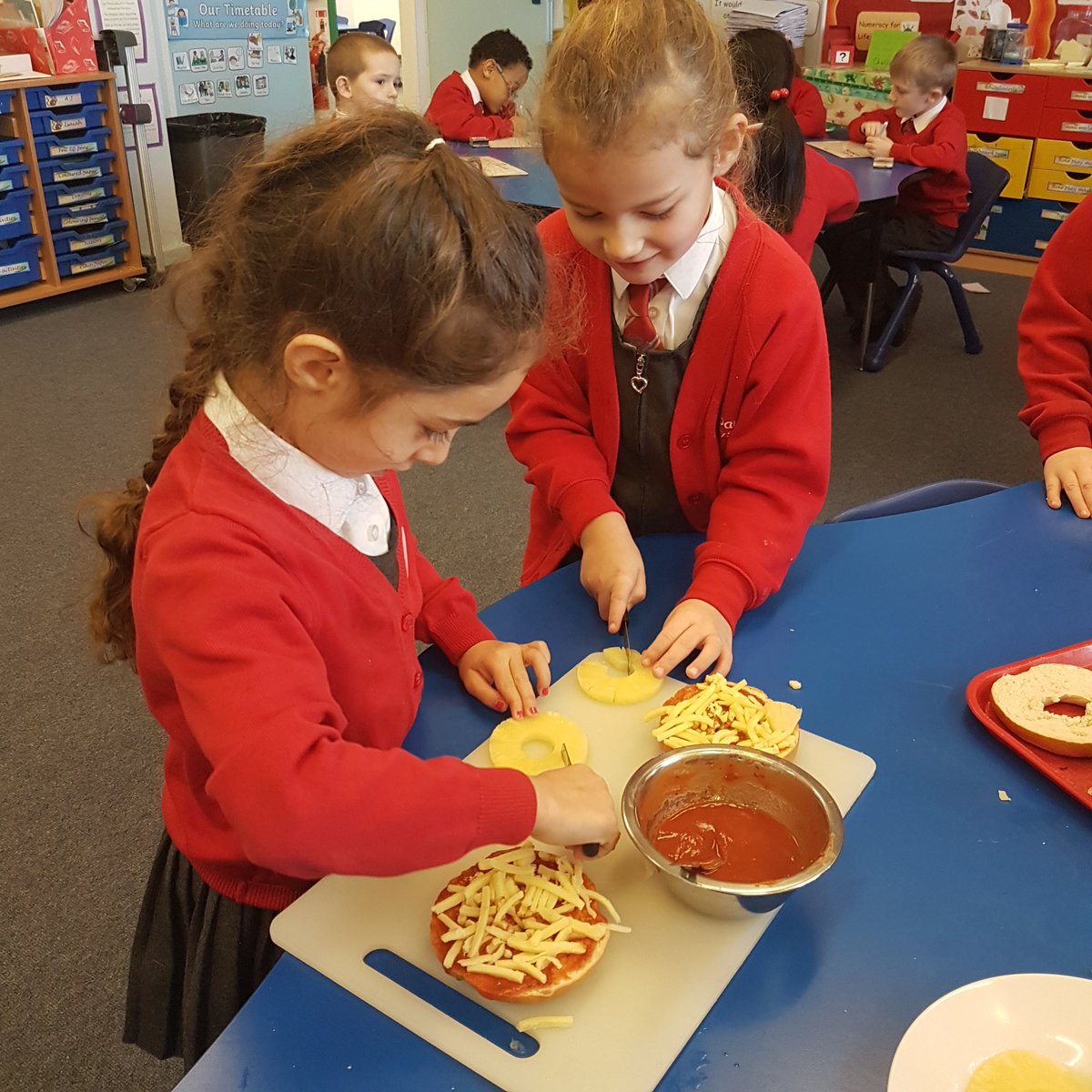 StFinbars_Y1's tweet photo. Year 1 had so much fun following instructions for English to make their own pizza #makingenglishfun #instructions #practicallearning https://t.co/p88qwbpHDW