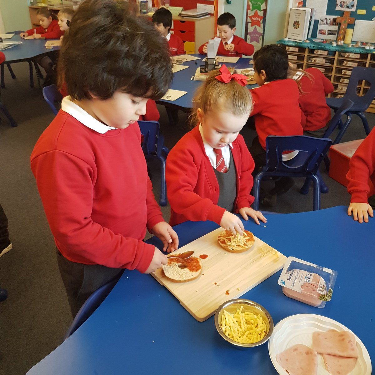 StFinbars_Y1's tweet photo. Year 1 had so much fun following instructions for English to make their own pizza #makingenglishfun #instructions #practicallearning https://t.co/p88qwbpHDW