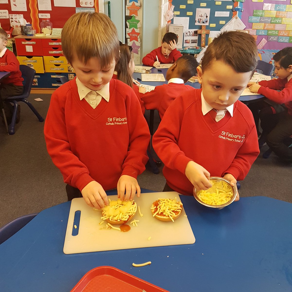 StFinbars_Y1's tweet photo. Year 1 had so much fun following instructions for English to make their own pizza #makingenglishfun #instructions #practicallearning https://t.co/p88qwbpHDW