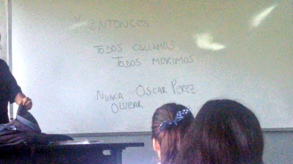 VivaLaUCV's tweet photo. Hoy profesor de la Escuela de Estudios Internacionales UCV escribía esto en el Aula en relación al asesinato de Óscar Pérez. Fuimos espectadores de un asesinato y no se hizo nada al respecto. https://t.co/r1D3AZXCPB