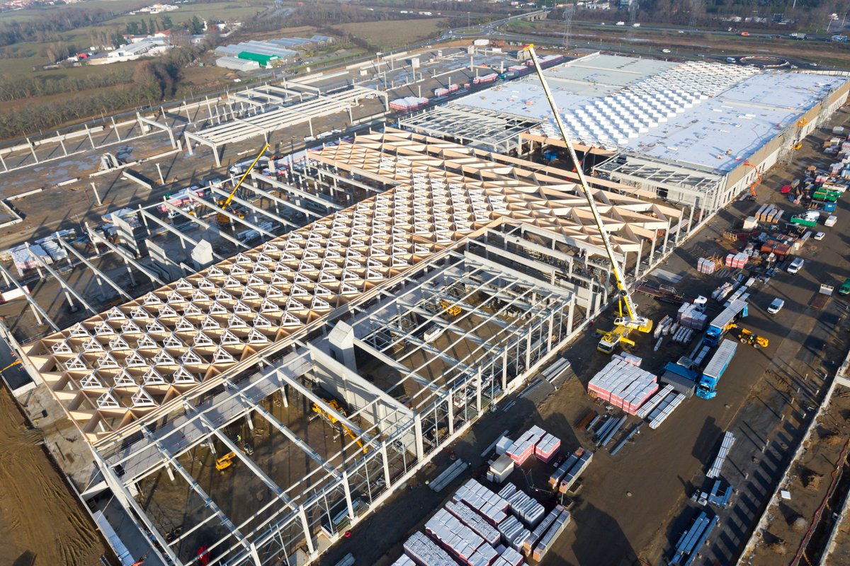 [#chantier] 350 mètres de long, c'est... long ! Le B1, vaisseau amiral dédié aux <a href="/FruitsLegumesFR/">Les Fruits et Légumes Frais</a> essentiellement, vu du ciel le 19/12 dernier. Au milieu, le carreau des producteurs. Copyright Baloon