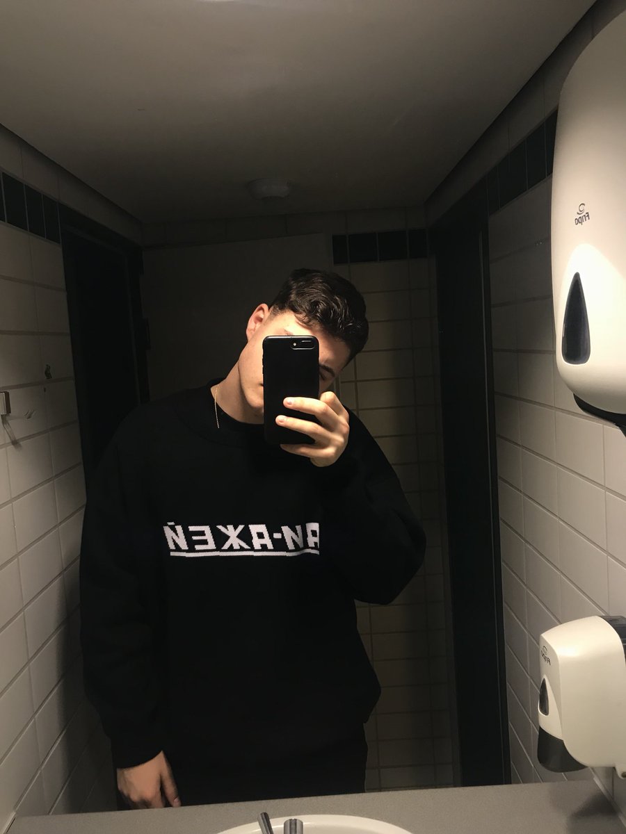 JonahPschl's tweet photo. guck gleich zum ersten Mal bei ner Fashion Show zu und dann auch noch zweite Reihe huiiii #mbfw #callisti https://t.co/uTALQigTWI