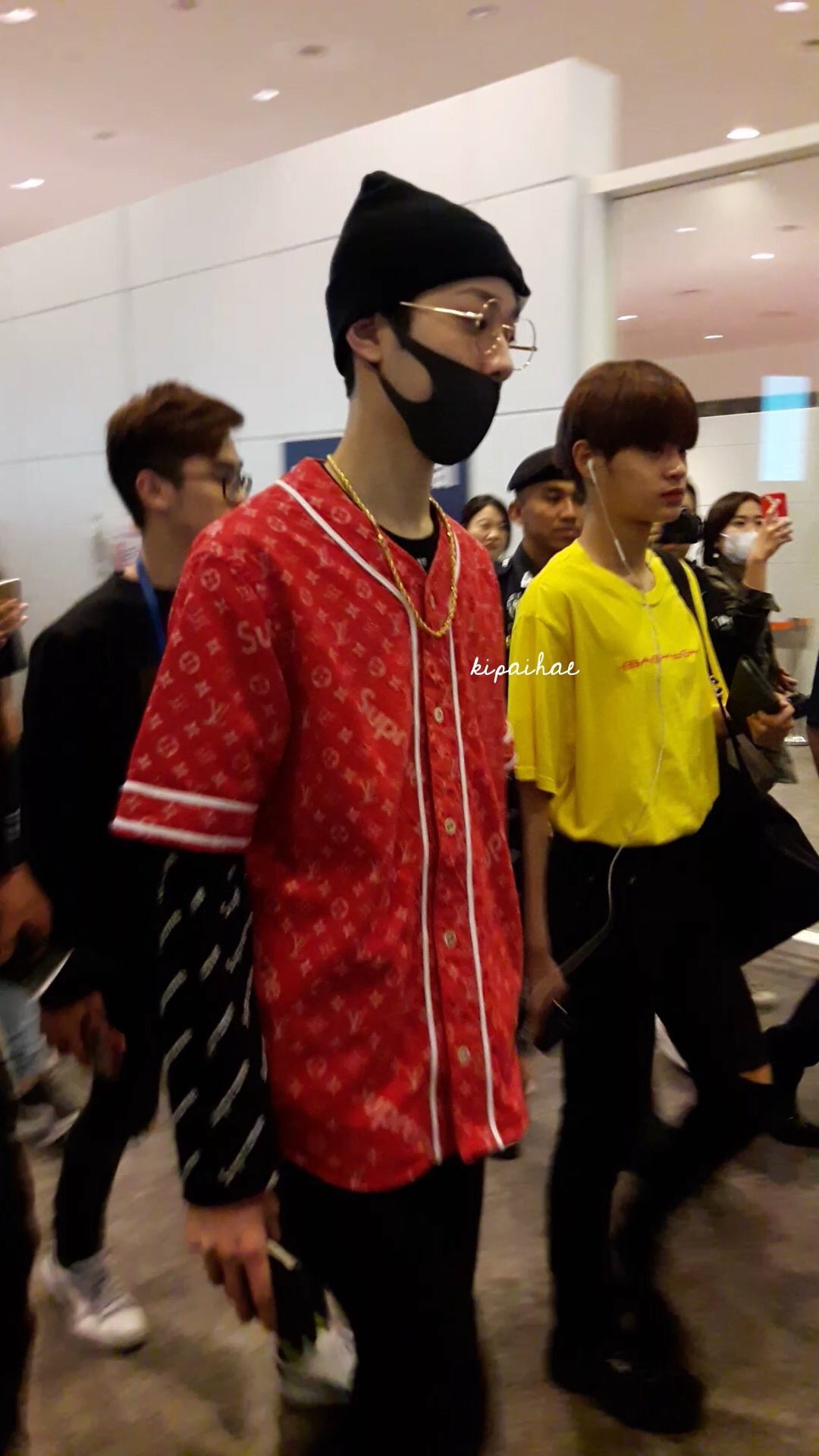 WANNA ONE ACCESSORIES on X: LOUIS VUITTON X SUPREME JACQUARD DENIM BASEBALL  JERSEY approx. (US)$1210 #WANNAONE #LAIKUANLIN #KUANLIN #워너원 #라이관린 #관린 #린린  #LOUISVUITTON #SUPREME #jersey #AirportFashion 